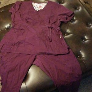 Koi Burgandy scrub set broke zipper